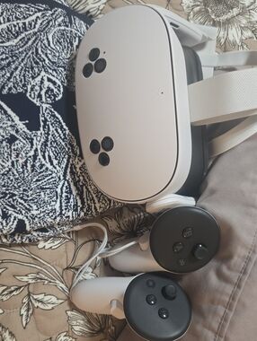Meta Quest 3S White VR Headset with Matching Controllers